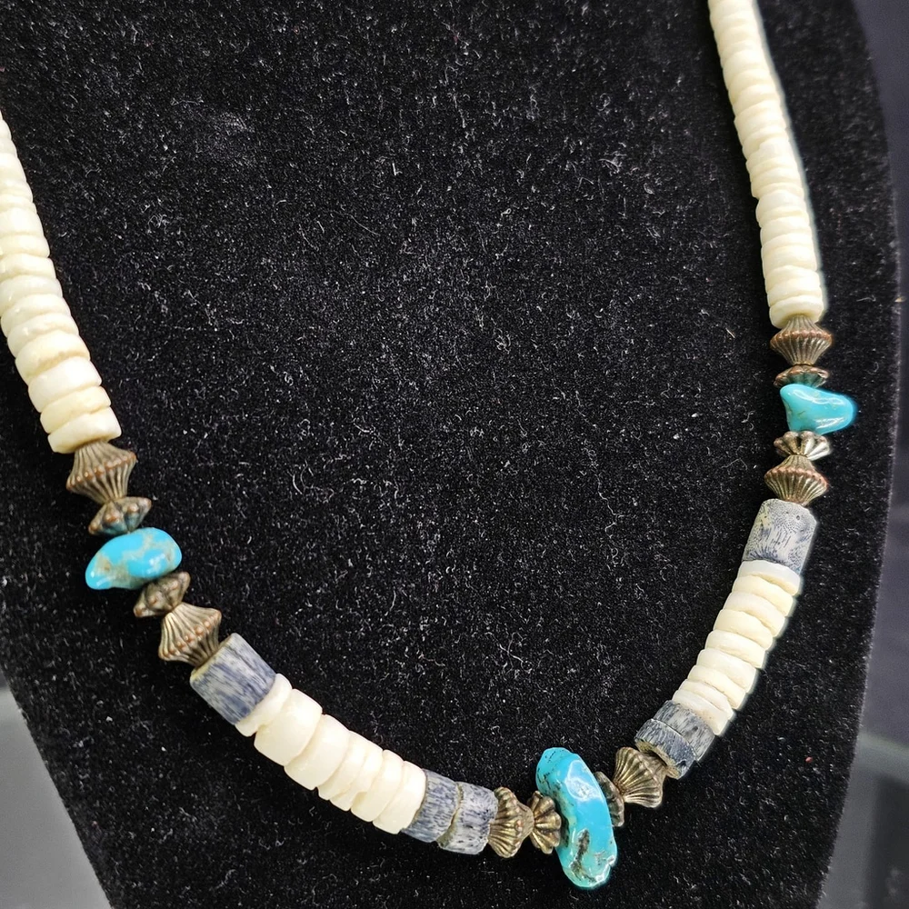 Vintage Authentic Southwest Graduated Puka Shell Necklace With Turquoise Stones - Picture 3 of 8